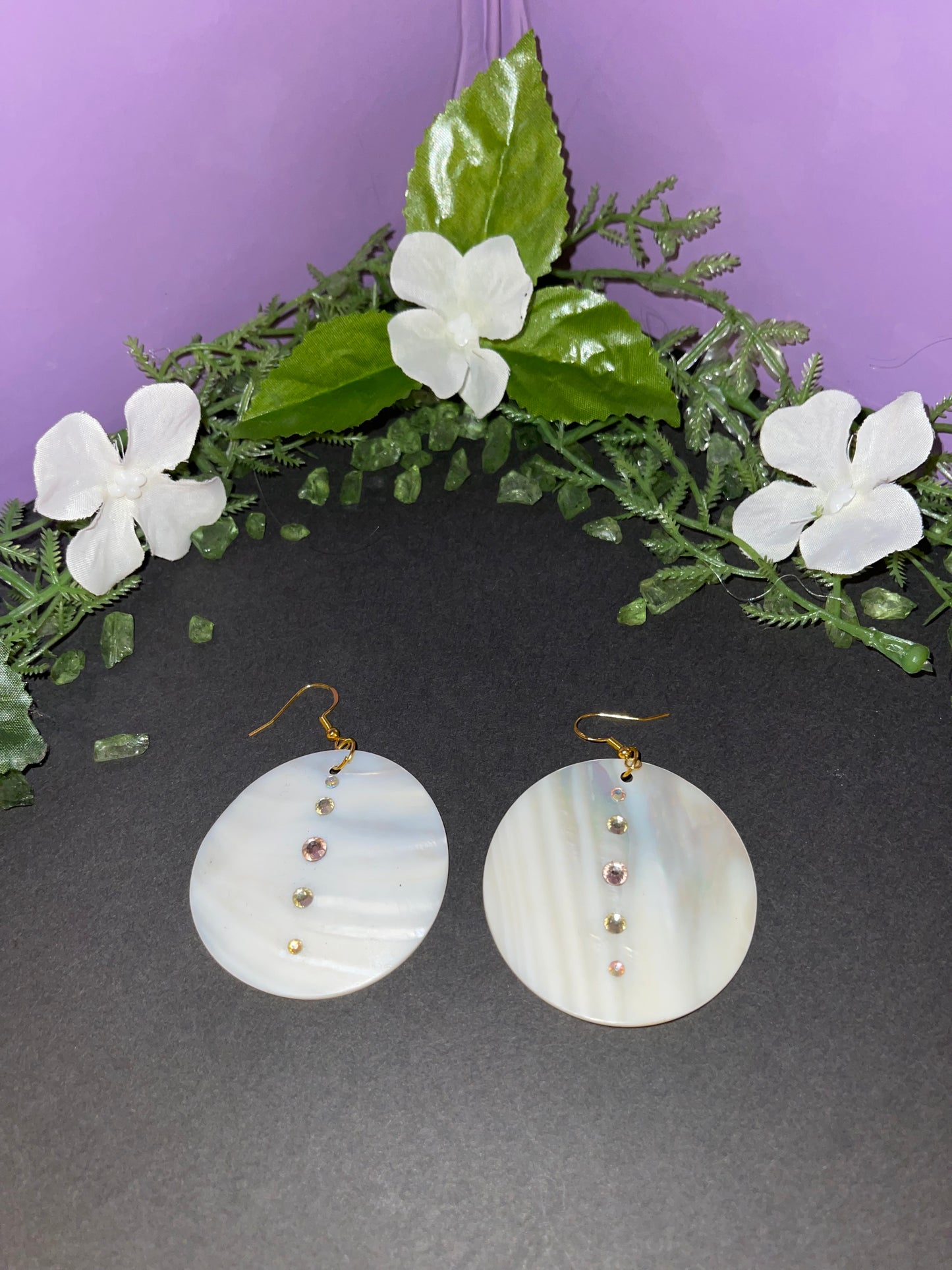 WHITE PEARL SHELL EARRINGS